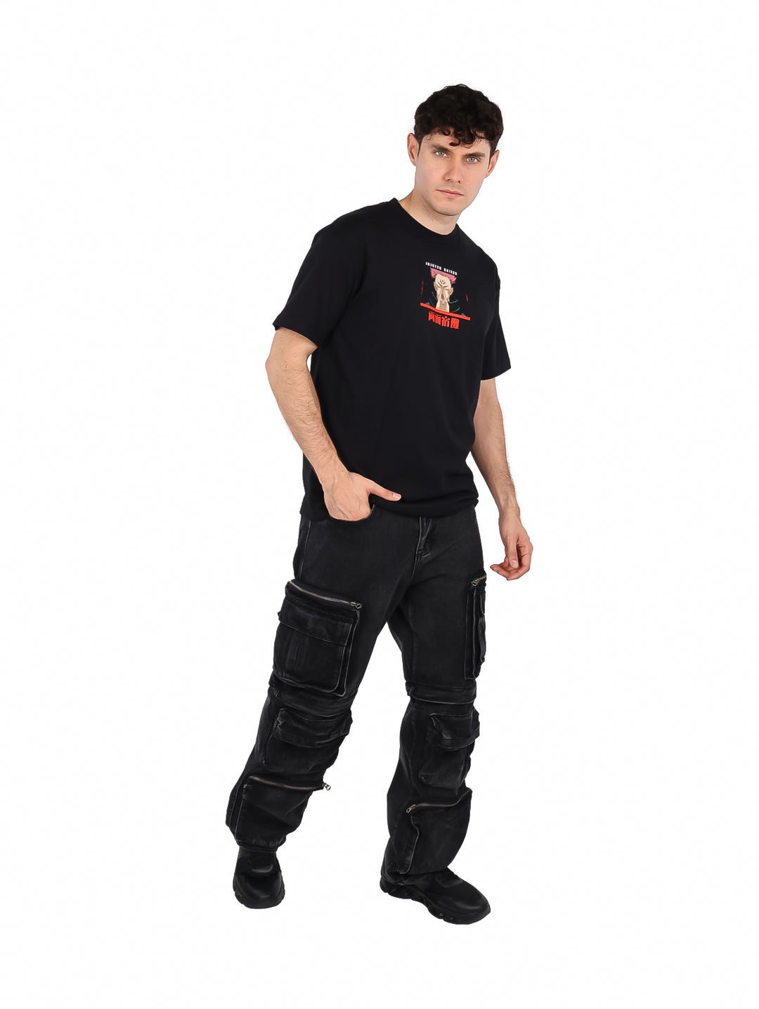 Hombre vistiendo playera negra oversized con estampado de Jujutsu Kaisen en el pecho.