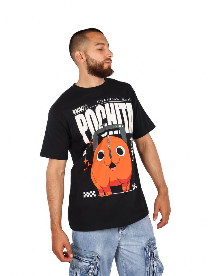 Hombre vistiendo playera negra oversized con estampado naranja de Pochita de Chainsaw Man.