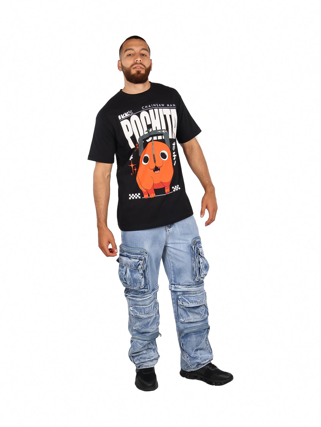 Hombre vistiendo playera negra oversized con estampado naranja de Pochita de Chainsaw Man.
