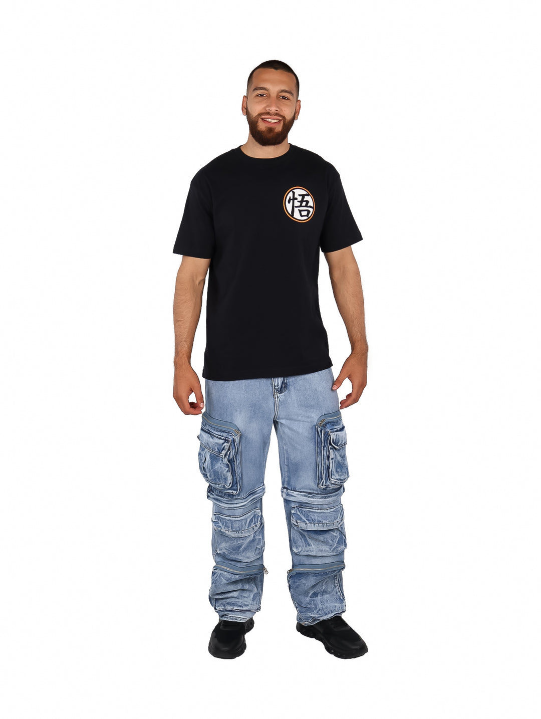 Hombre vistiendo playera negra oversized con estampado circular de Dragon Ball en el pecho.