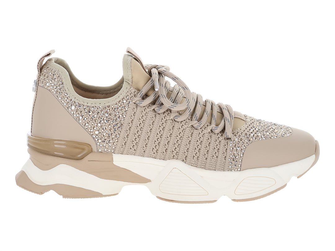 Tenis chunky Steve Madden color tan con detalles brillantes y suela blanca.