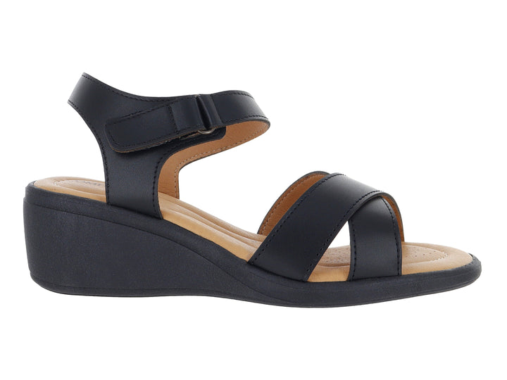 Sandalia Comfort Fit color negro con tacón de cuña y correa ajustable en el tobillo.
