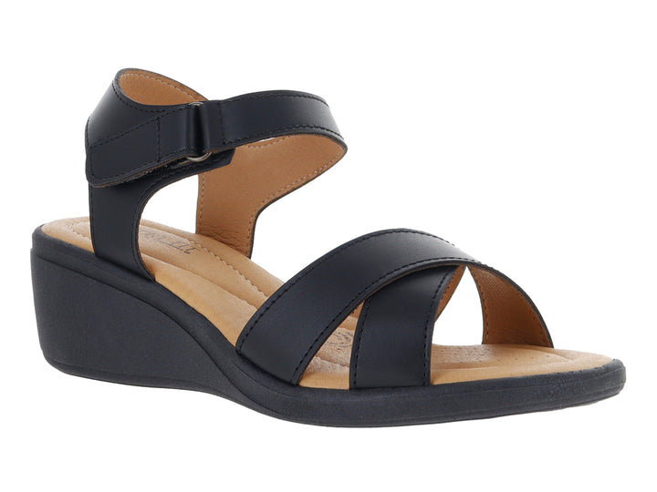 Sandalia Comfort Fit color negro con tacón de cuña y correa ajustable en el tobillo.