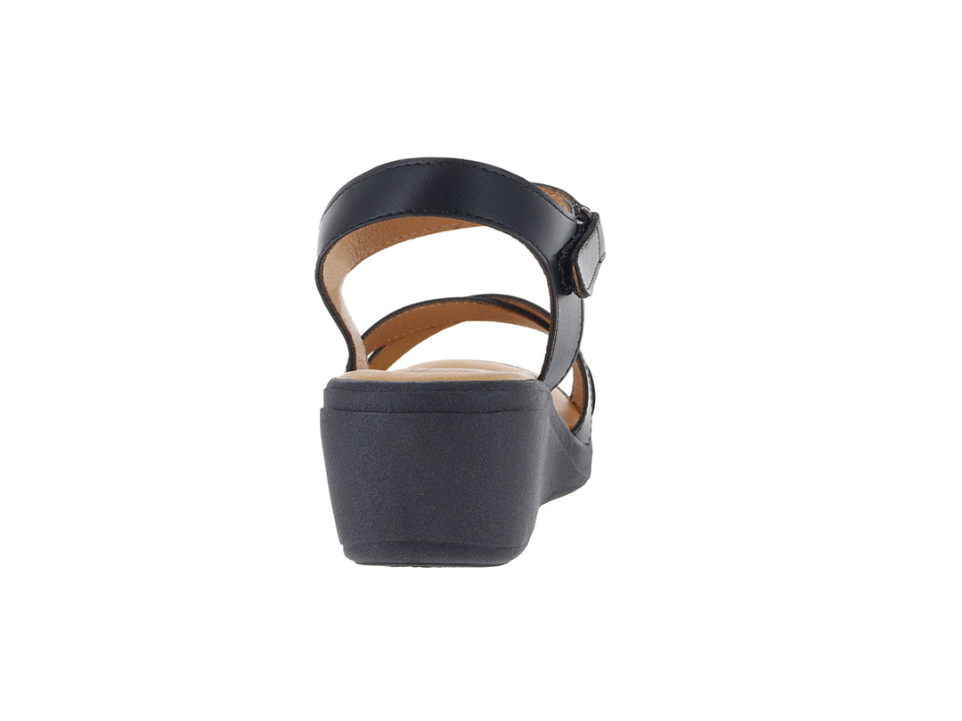 Sandalia Comfort Fit color negro con tacón de cuña y correa ajustable en el tobillo.