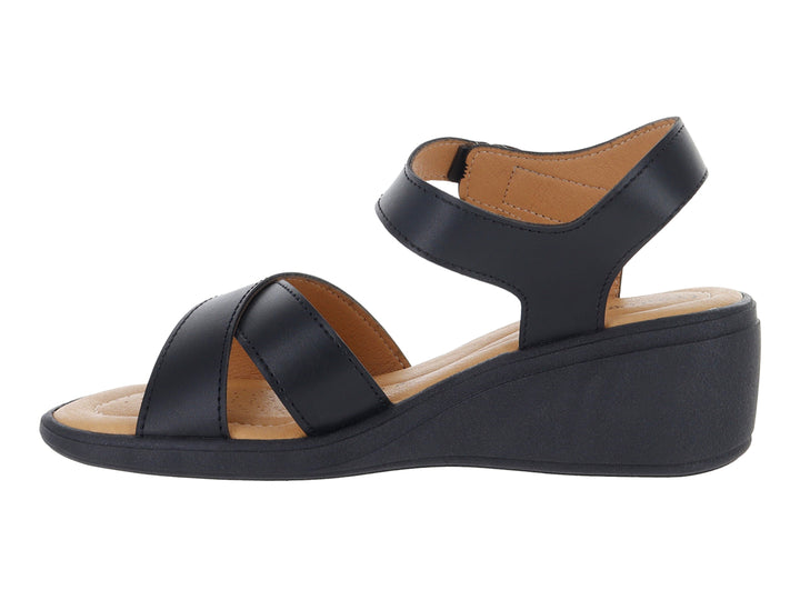 Sandalia Comfort Fit color negro con tacón de cuña y correa ajustable en el tobillo.