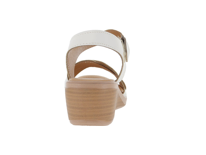 Sandalia blanca de cuña con suela beige y correa ajustable en el tobillo.