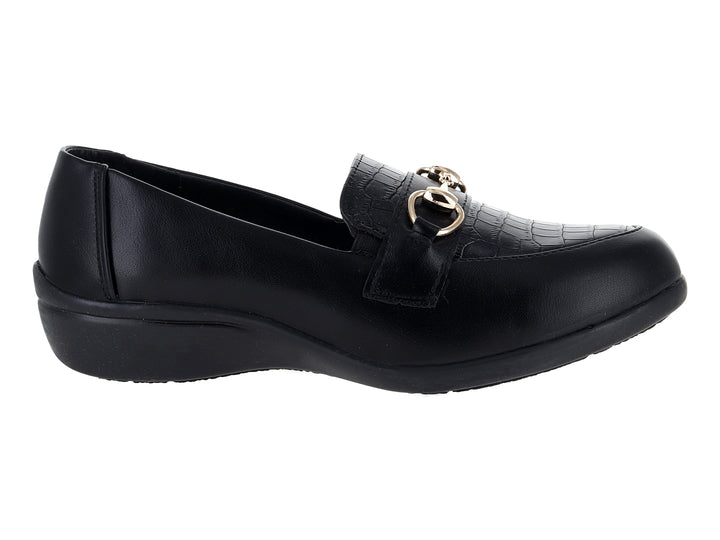 Zapato plano negro Comfort Fit con hebilla dorada y textura frontal tipo piel de cocodrilo.