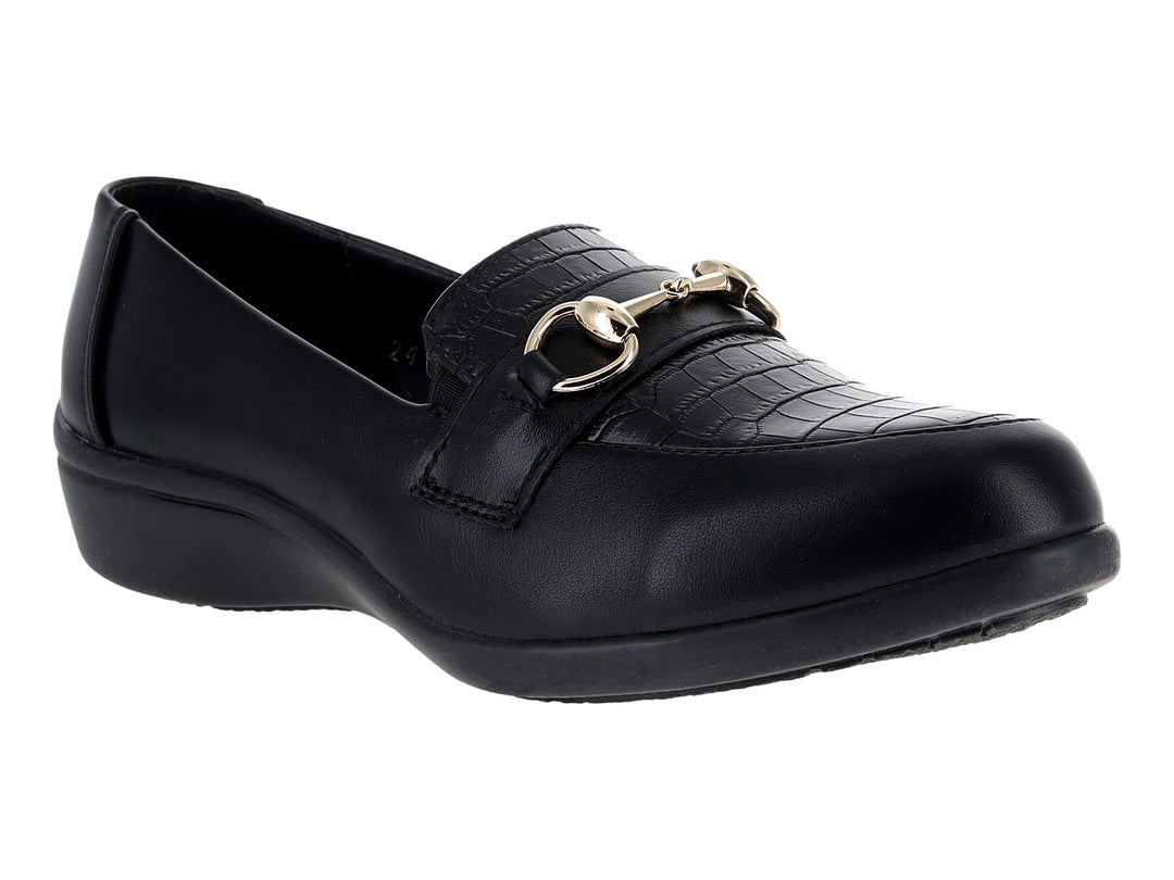 Zapato plano negro Comfort Fit con hebilla dorada y textura frontal tipo piel de cocodrilo.