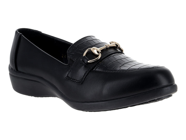 Zapato plano negro Comfort Fit con hebilla dorada y textura frontal tipo piel de cocodrilo.