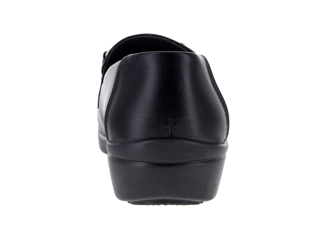 Zapato plano negro Comfort Fit con hebilla dorada y textura frontal tipo piel de cocodrilo.