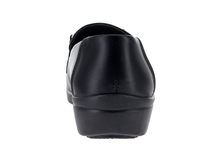 Zapato plano negro Comfort Fit con hebilla dorada y textura frontal tipo piel de cocodrilo.
