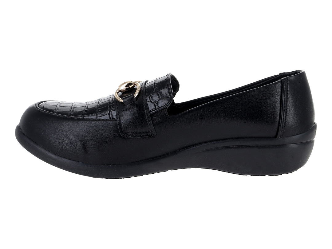 Zapato plano negro Comfort Fit con hebilla dorada y textura frontal tipo piel de cocodrilo.
