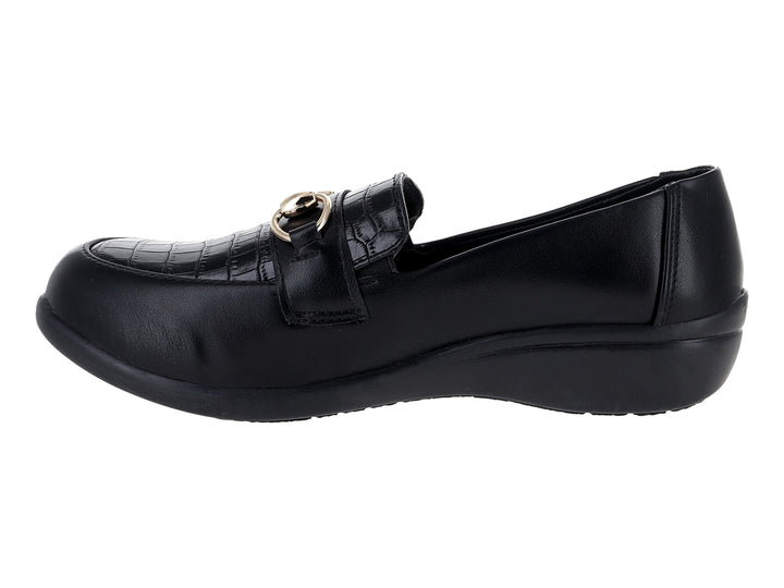 Zapato plano negro Comfort Fit con hebilla dorada y textura frontal tipo piel de cocodrilo.