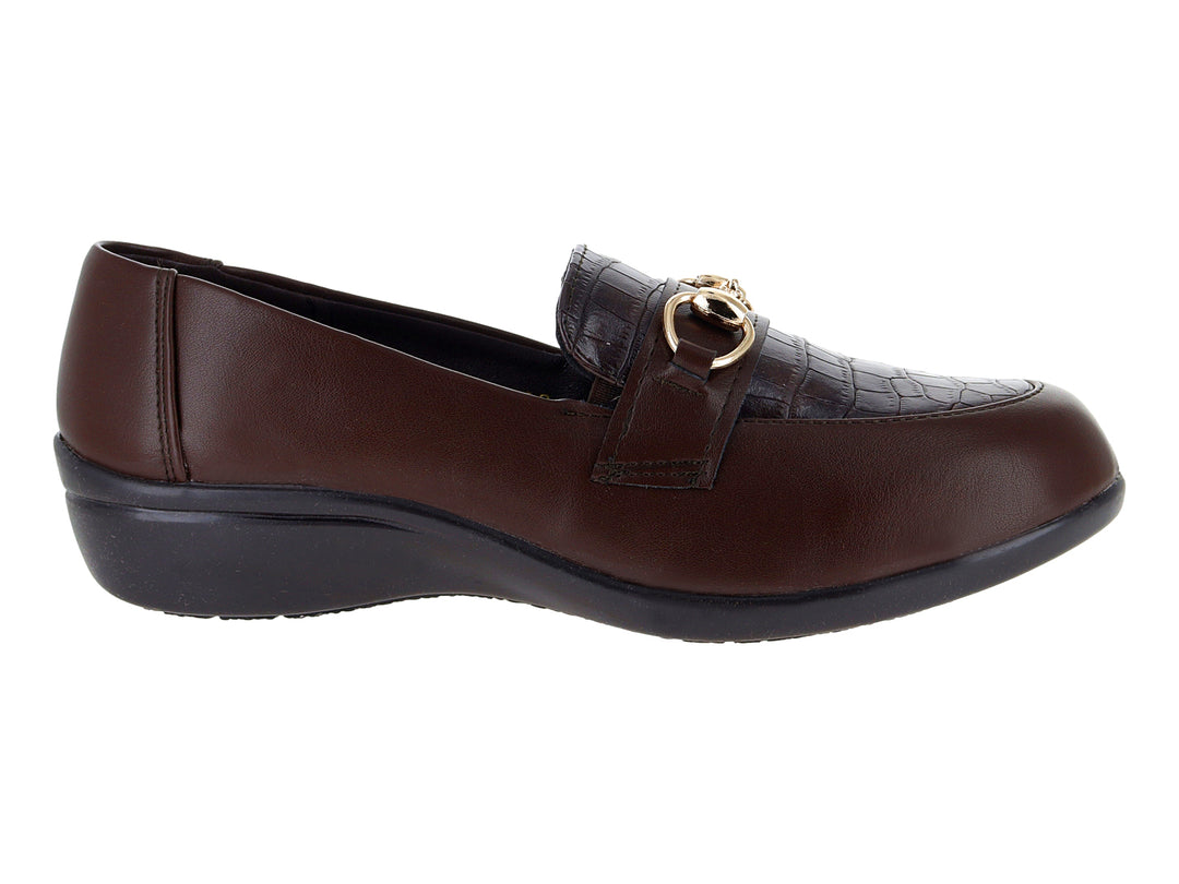 Zapato plano color vino con detalle de hebilla dorada y suela negra.