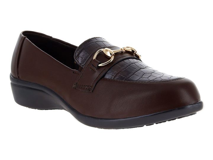 Zapato plano color vino con detalle de hebilla dorada y suela negra.