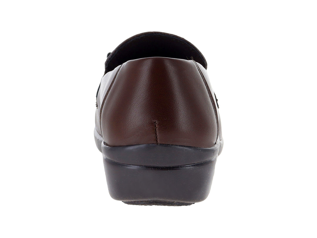 Zapato plano color vino con detalle de hebilla dorada y suela negra.