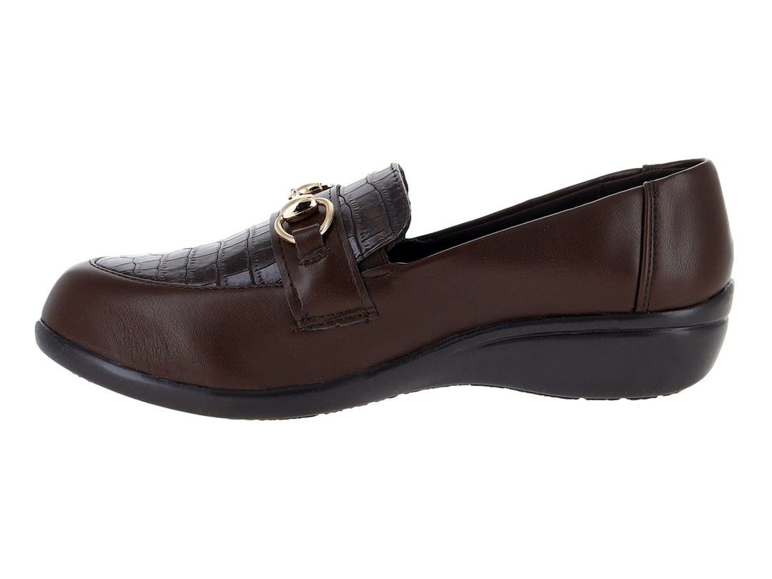 Zapato plano color vino con detalle de hebilla dorada y suela negra.