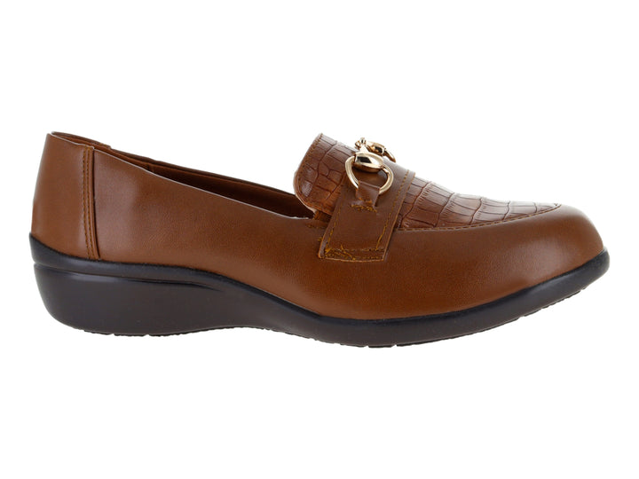Zapato plano color camel con suela negra y detalle de hebilla dorada en la parte superior.