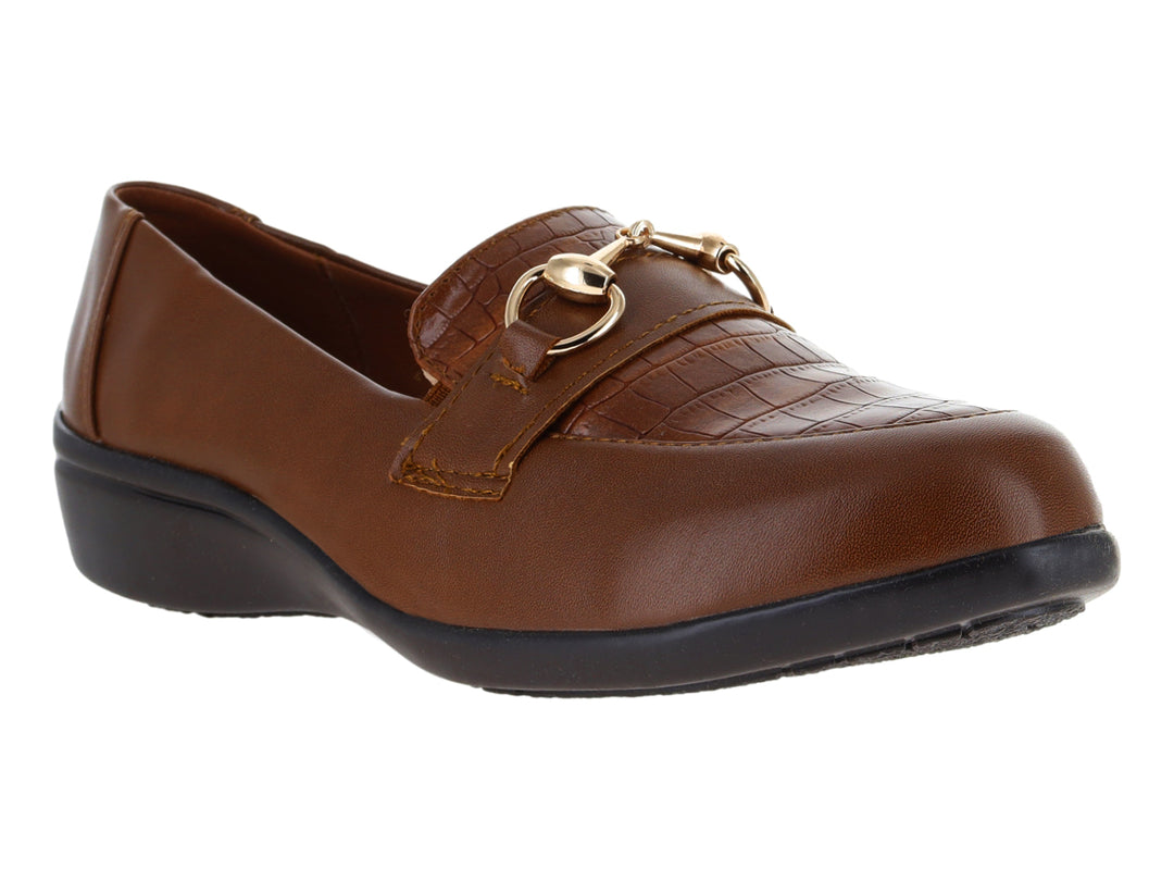 Zapato plano color camel con suela negra y detalle de hebilla dorada en la parte superior.