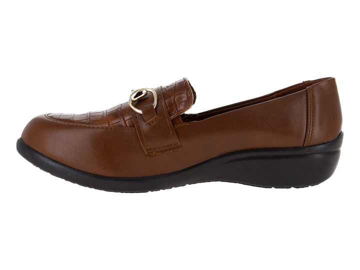 Zapato plano color camel con suela negra y detalle de hebilla dorada en la parte superior.