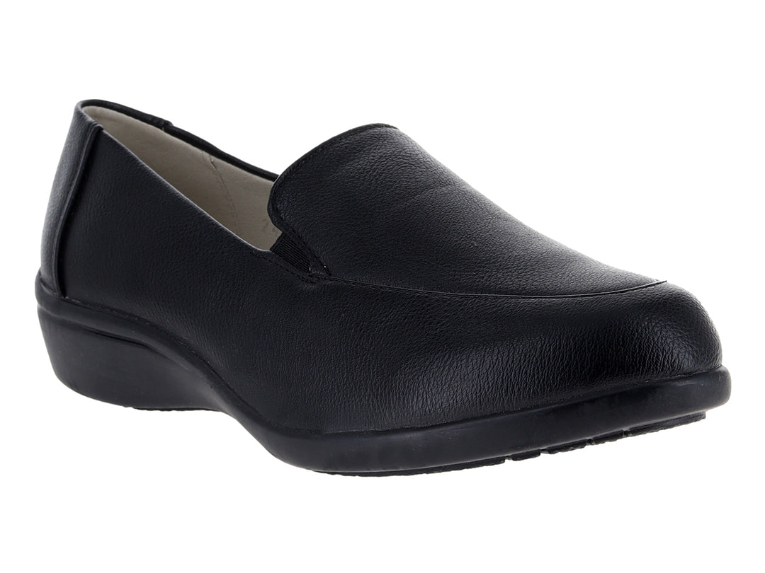 Zapato plano negro Comfort Fit con textura graneada y suela cómoda.