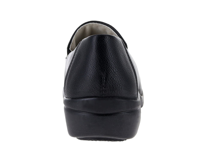 Zapato plano negro Comfort Fit con textura graneada y suela cómoda.