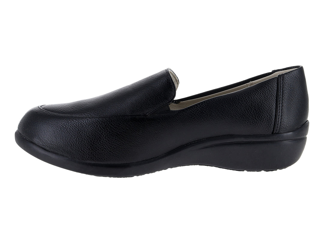 Zapato plano negro Comfort Fit con textura graneada y suela cómoda.
