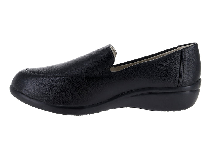 Zapato plano negro Comfort Fit con textura graneada y suela cómoda.