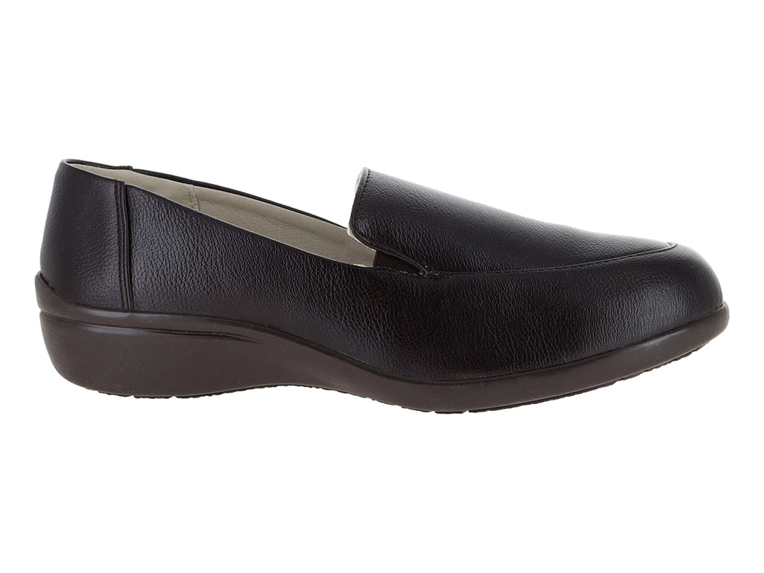 Zapato plano color café oscuro con textura de cuero y suela cómoda.