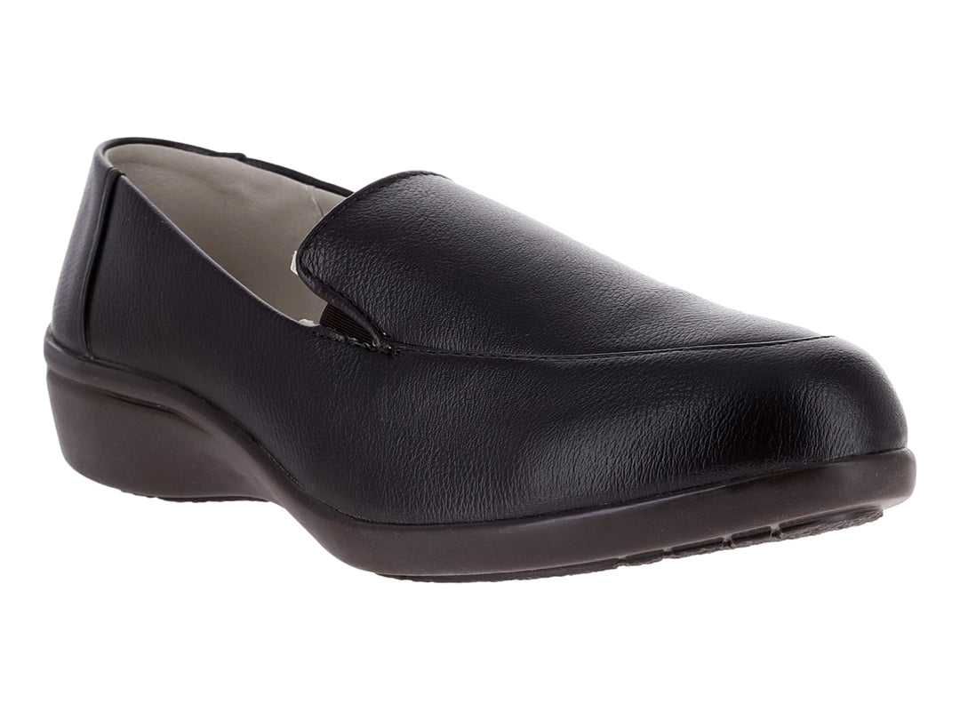 Zapato plano color café oscuro con textura de cuero y suela cómoda.