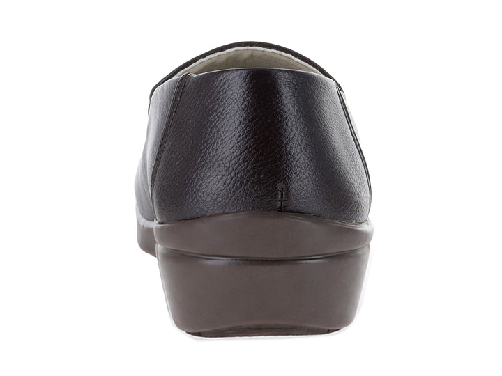 Zapato plano color café oscuro con textura de cuero y suela cómoda.