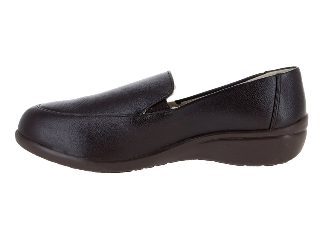 Zapato plano color café oscuro con textura de cuero y suela cómoda.