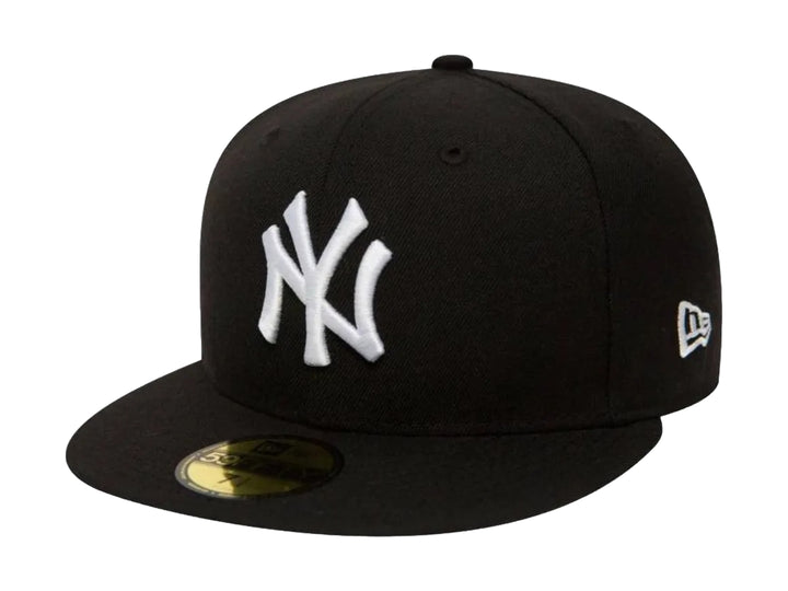 Gorra New Era negra con logotipo de los New York Yankees en blanco y visera plana.