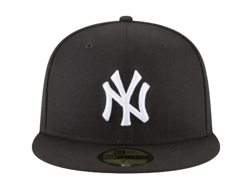 Gorra New Era negra con logotipo de los New York Yankees en blanco y visera plana.