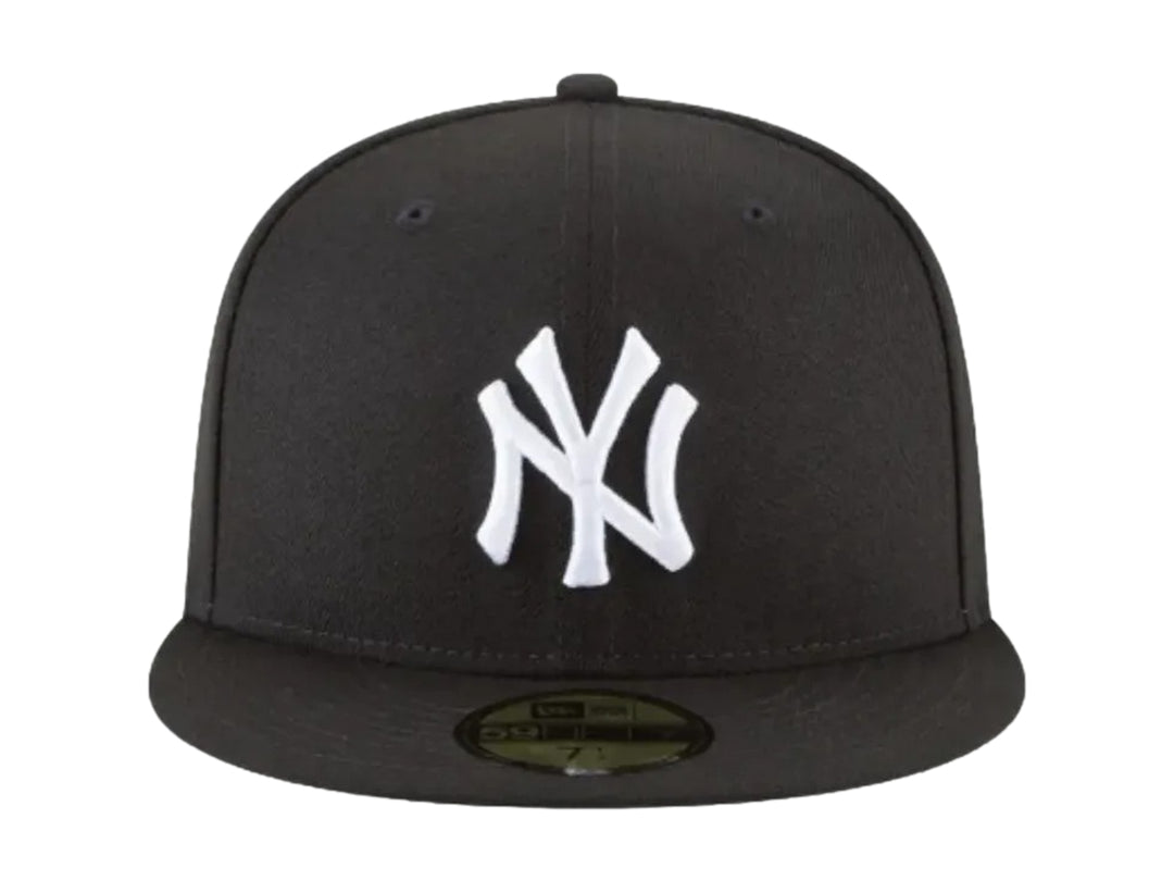 Gorra New Era negra con logotipo de los New York Yankees en blanco y visera plana.