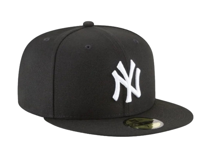 Gorra New Era negra con logotipo de los New York Yankees en blanco y visera plana.