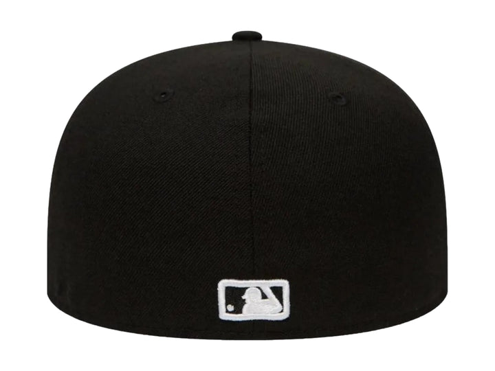 Gorra New Era negra con logotipo de los New York Yankees en blanco y visera plana.