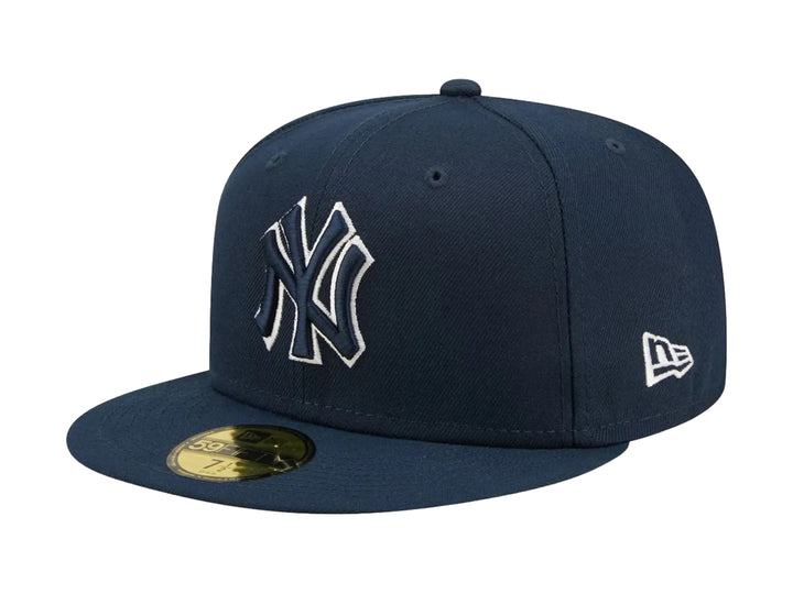 Gorra New Era azul marino con logo de New York Yankees bordado en blanco y visera plana.