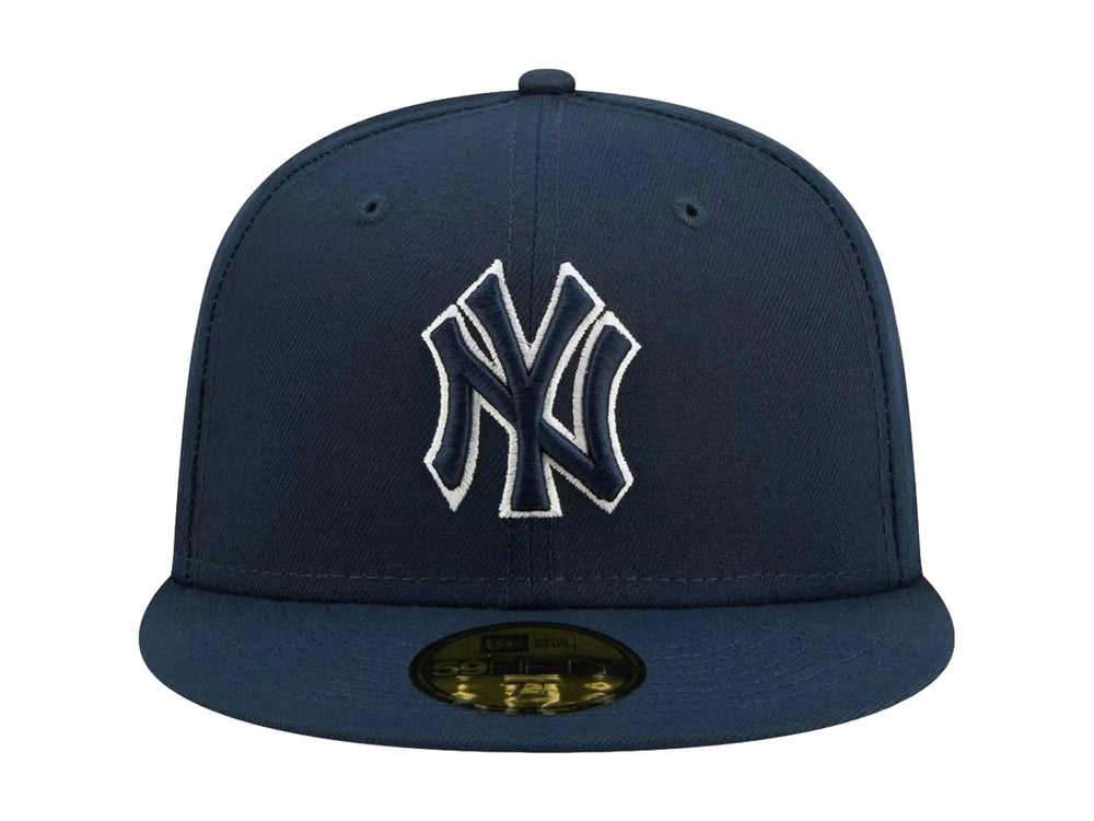 Gorra New Era azul marino con logo de New York Yankees bordado en blanco y visera plana.
