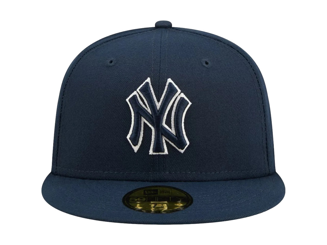 Gorra New Era azul marino con logo de New York Yankees bordado en blanco y visera plana.