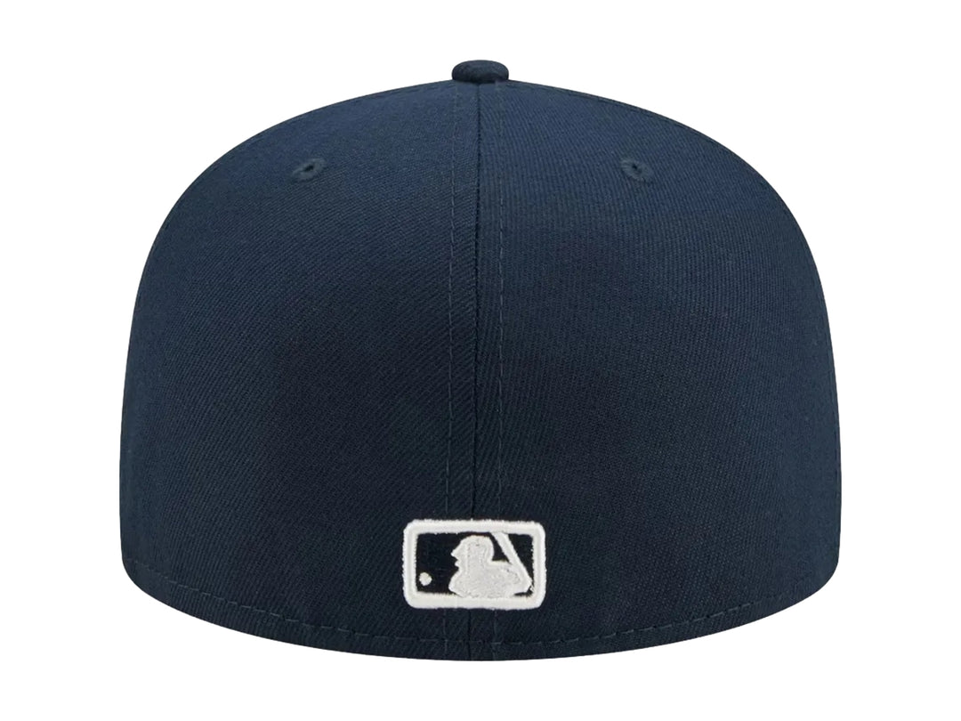 Gorra New Era azul marino con logo de New York Yankees bordado en blanco y visera plana.
