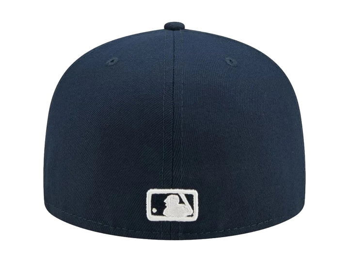 Gorra New Era azul marino con logo de New York Yankees bordado en blanco y visera plana.