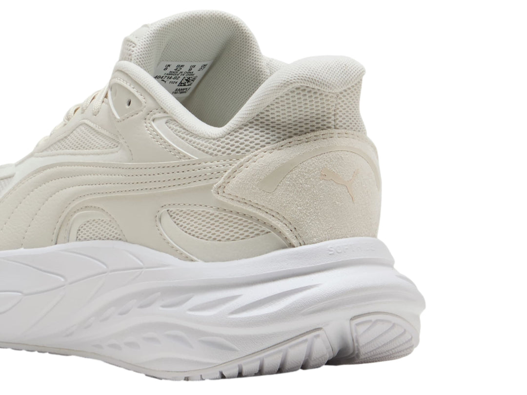 Tenis PUMA en color gris claro y blanco con suela gruesa y diseño moderno.