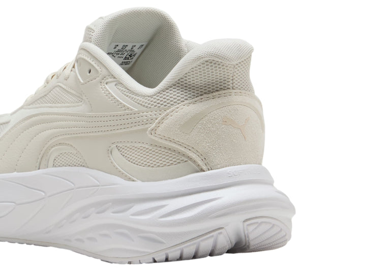 Tenis PUMA en color gris claro y blanco con suela gruesa y diseño moderno.