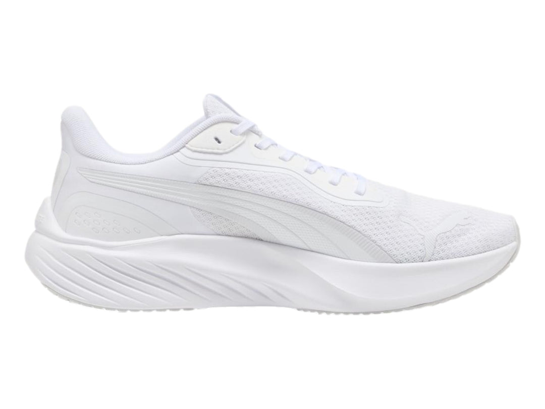 Tenis deportivos PUMA Pounce Lite en color blanco total con suela texturizada.