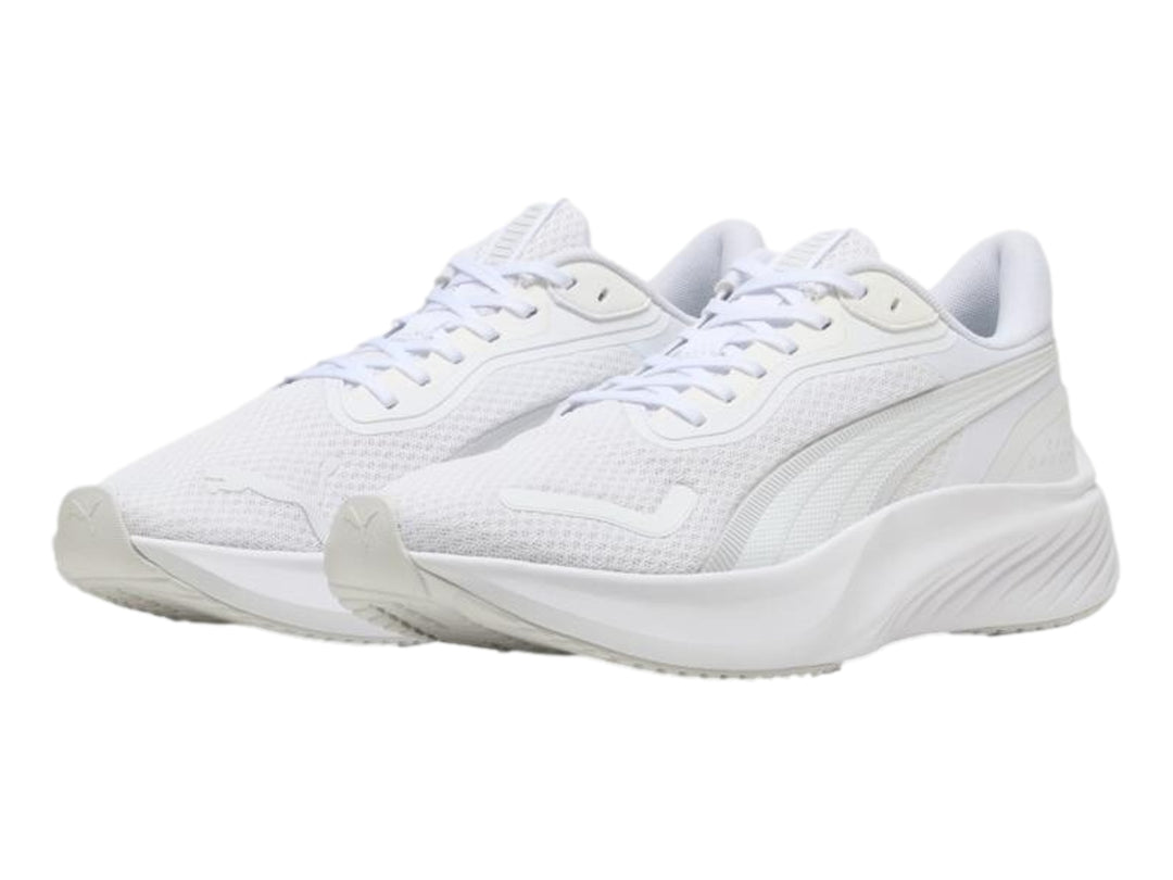 Tenis deportivos PUMA Pounce Lite en color blanco total con suela texturizada.