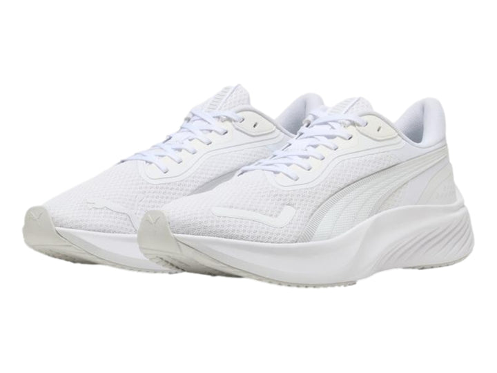 Tenis deportivos PUMA Pounce Lite en color blanco total con suela texturizada.