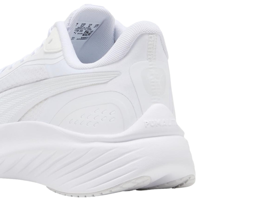 Tenis deportivos PUMA Pounce Lite en color blanco total con suela texturizada.