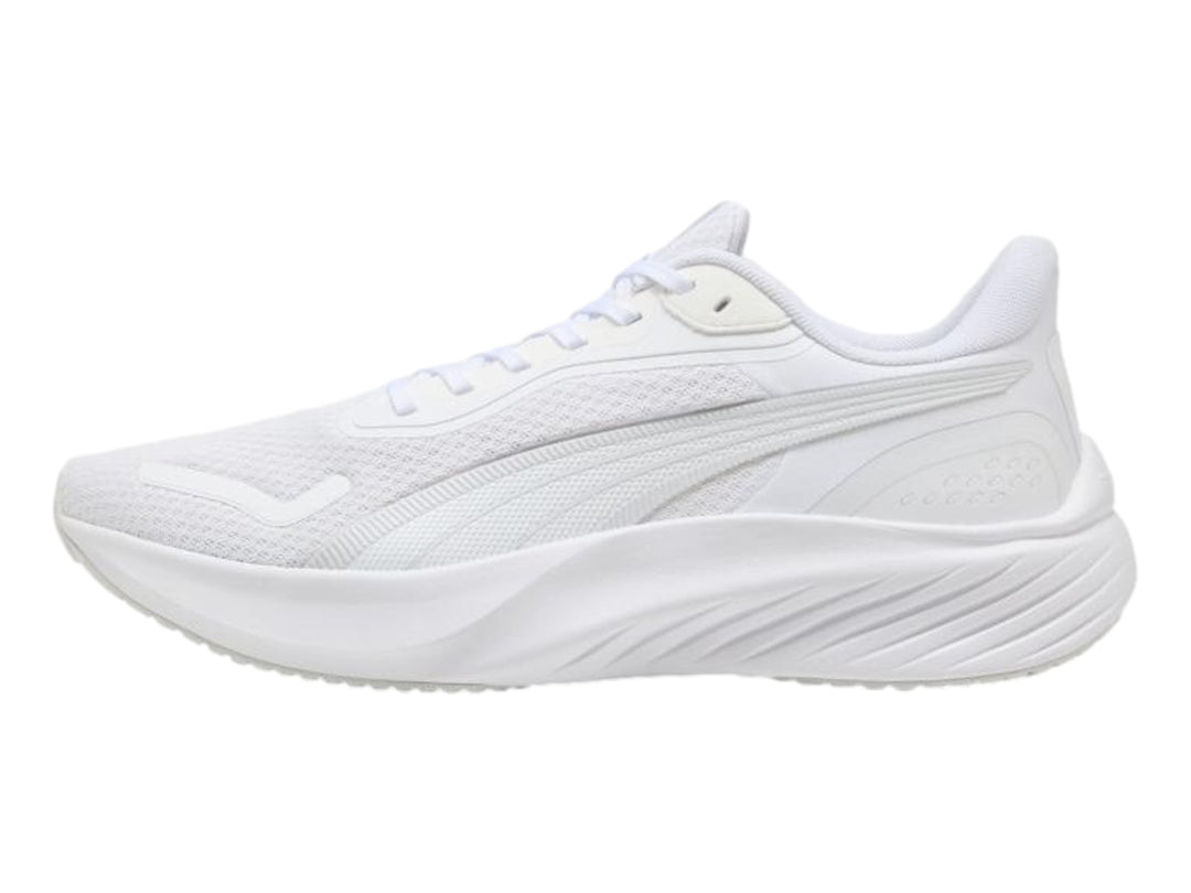 Tenis deportivos PUMA Pounce Lite en color blanco total con suela texturizada.