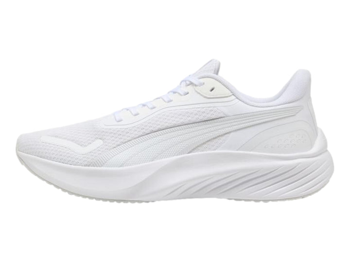 Tenis deportivos PUMA Pounce Lite en color blanco total con suela texturizada.